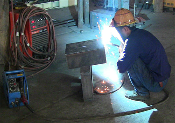 焊工比賽進(jìn)入高潮