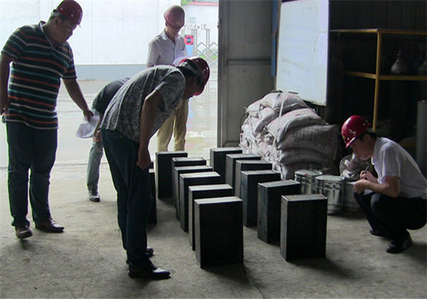 評(píng)委觀察焊工比賽成果