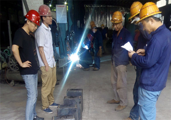 評(píng)委之間就賽事進(jìn)行協(xié)商