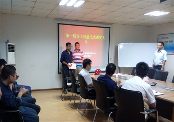 獲獎(jiǎng)員工與魏總合影